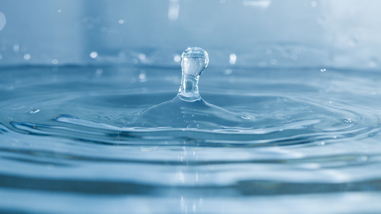 agua sendo dosada por uma bomba dosadora