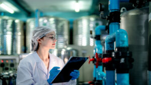 funcionaria realizando checagem de processo de Filtragem industrial