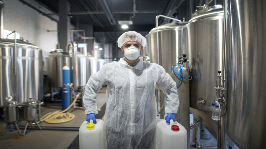 funcionario levando produtos quimicos que seram dosados por uma bomba dosadora